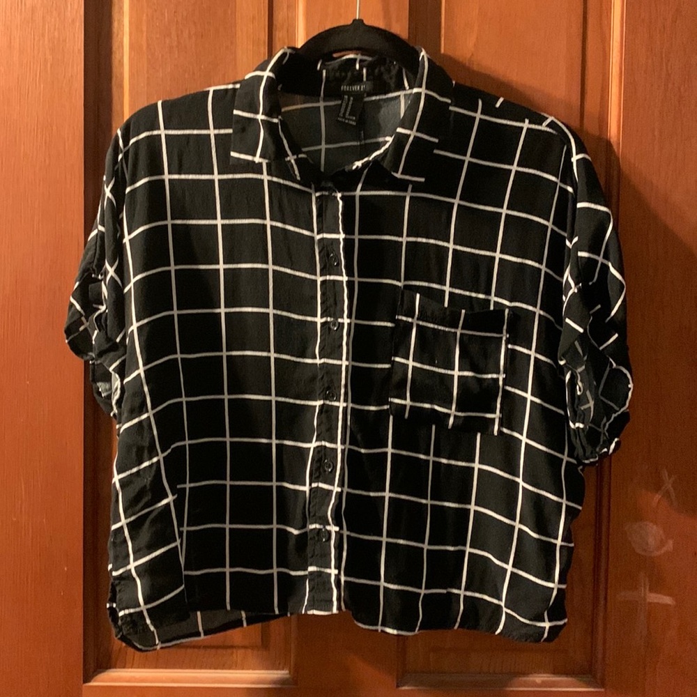 Forever 21 black and white crosshatch button down crop top